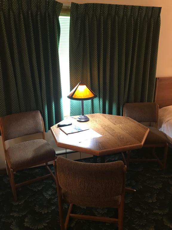 Sun Prairie Mcgovern'S Motel And Suites מראה חיצוני תמונה