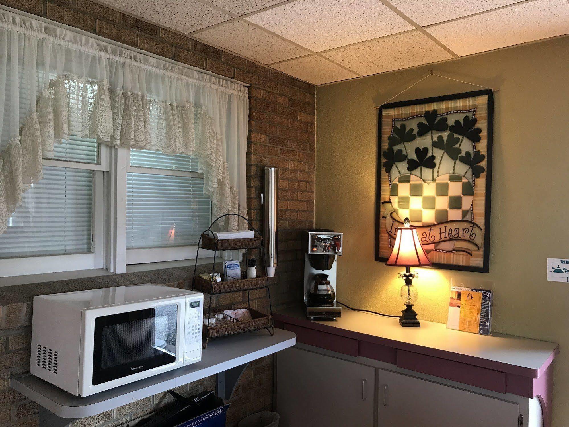Sun Prairie Mcgovern'S Motel And Suites מראה חיצוני תמונה